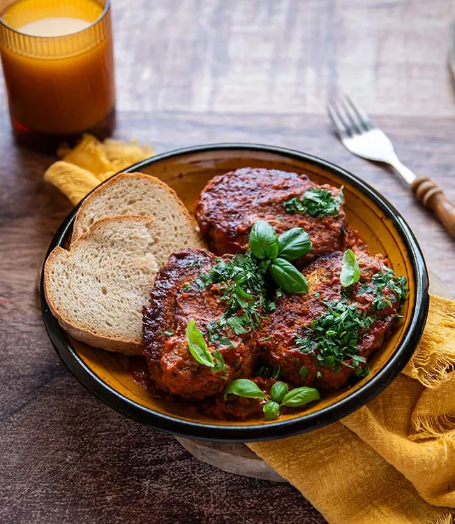 Oinslagna kålrullar i tomatsås