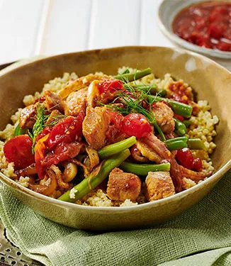 Kyckling och hirs Vitality Bowl med Kimchi grönsaker