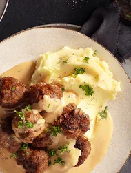 Svenska köttbullar med krämigt potatismos och svampsallad.