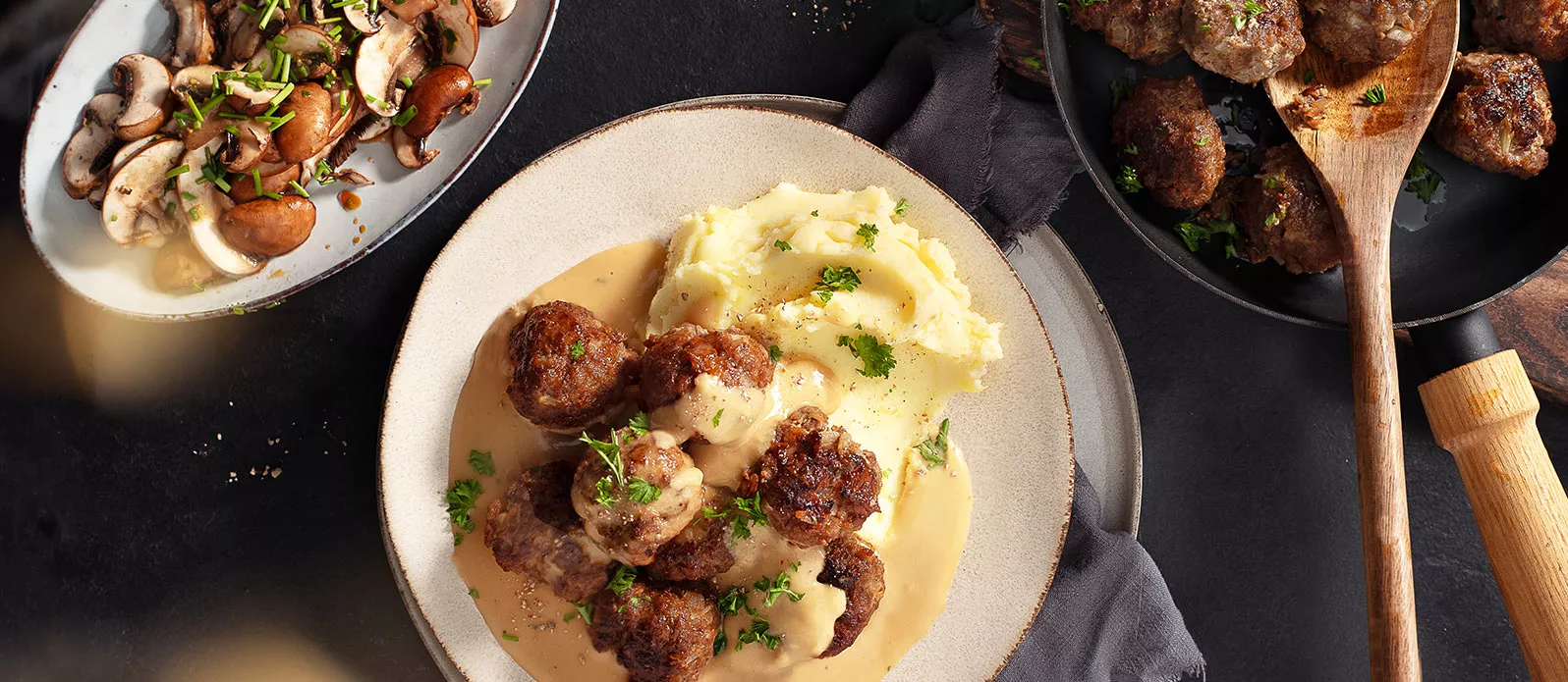 Svenska köttbullar med krämigt potatismos och svampsallad.