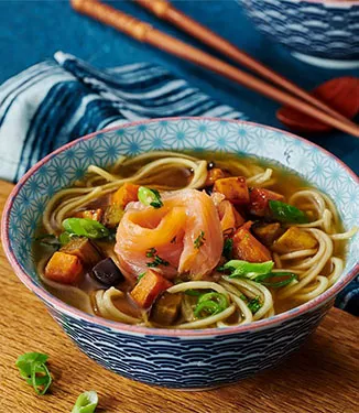 Rökt laxramen med sötpotatis och aubergine