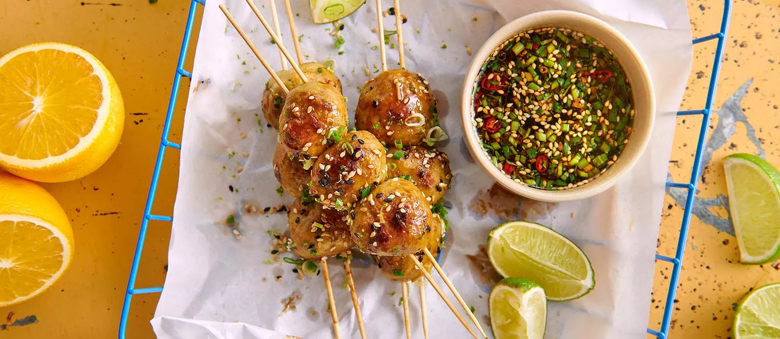 Doftande thailändska fiskbullar med tamari-dippsås