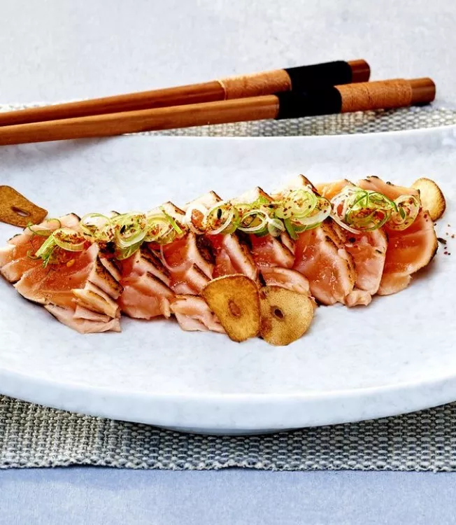 Laxtartarbiffar med ponzu-rättika-dipp