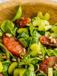 Machesallad med selleri, apelsiner och pestodressing