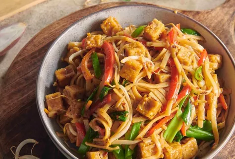 Tofu & wokade nudlar: Vegetarisk Chow Mein