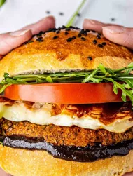 Lins- och bönburgare med halloumiost och rökt plommon BBQ-sås