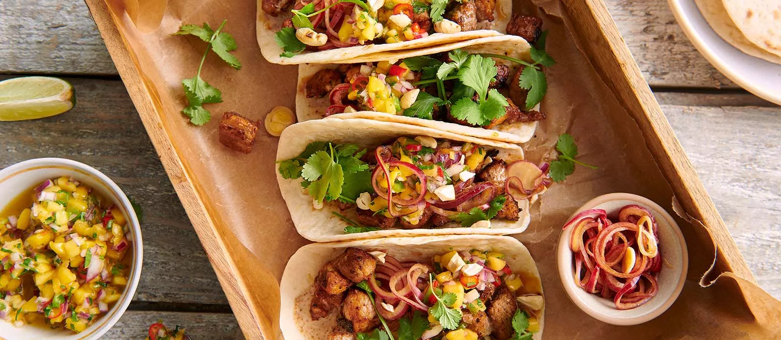 Tacos fyllda med fläskkött och picklad lök