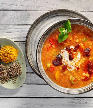 Röd linsgryta med kryddyoghurt och dadeltärningar