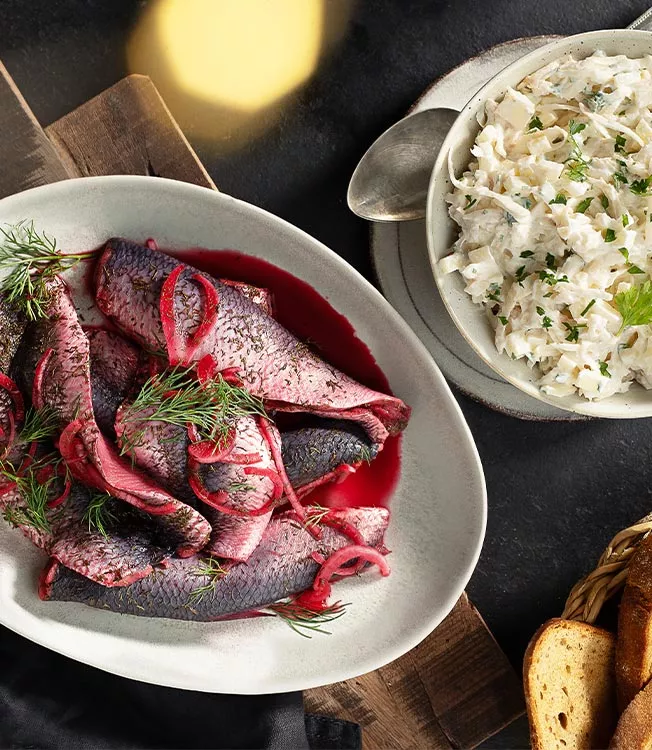 Sjömanslycka: inlagd sill med stjälkselleri och äppelsallad och bröd
