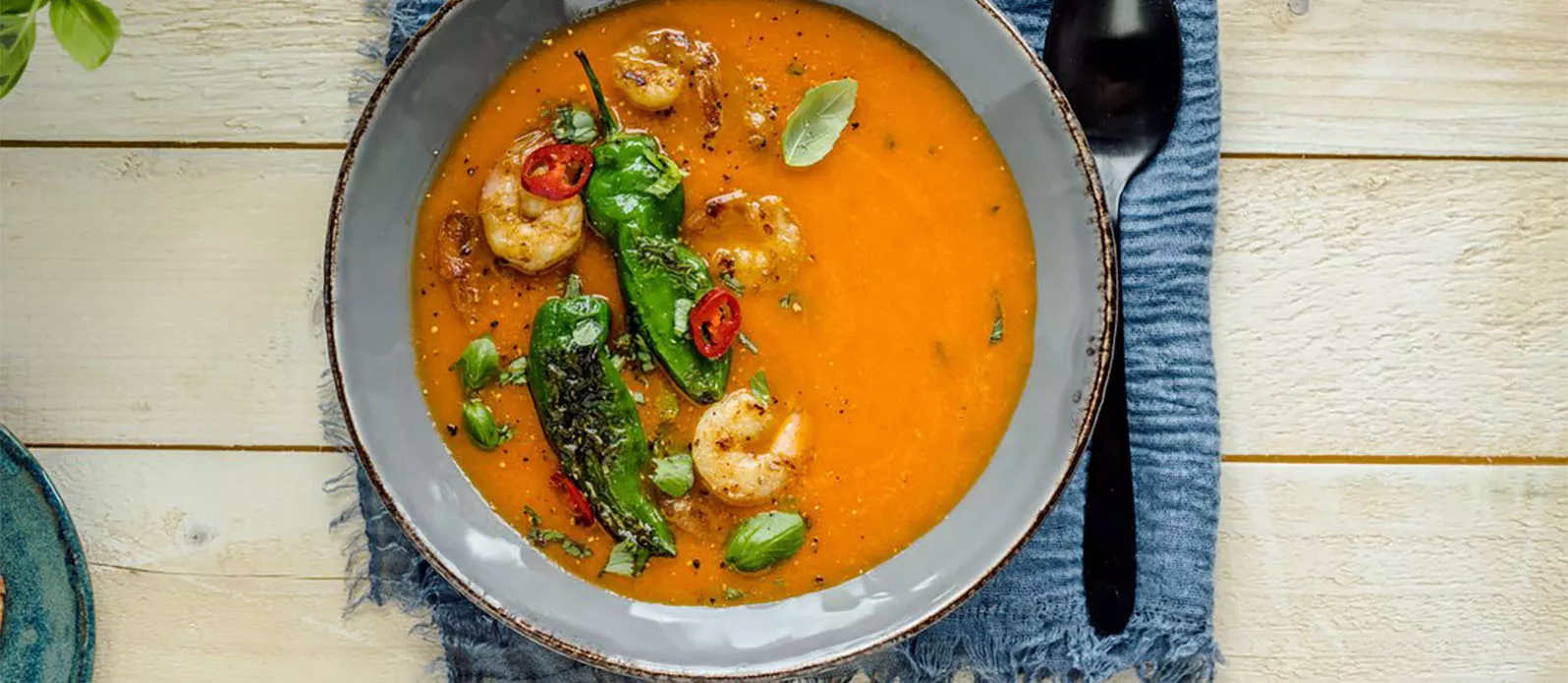 Krämig paprika- och tomatsoppa med teriyakiräkor