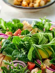 Ruccola- och machesallad med äppel- och sojadressing
