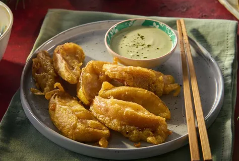 Tempura-stekta kaneläpplen med matchasås