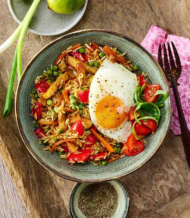 Nasi goreng med kyckling, ägg och söt soja