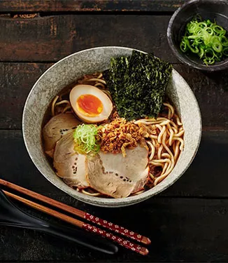 Ramen med skinka och marinerat ägg