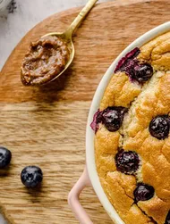 Havrepudding med blåbär och dadelkola