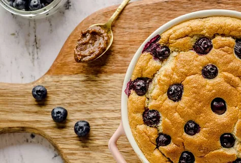 Havrepudding med blåbär och dadelkola