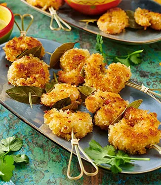 Kryddiga räkspett med ströbröd med krämig edamame-dipp