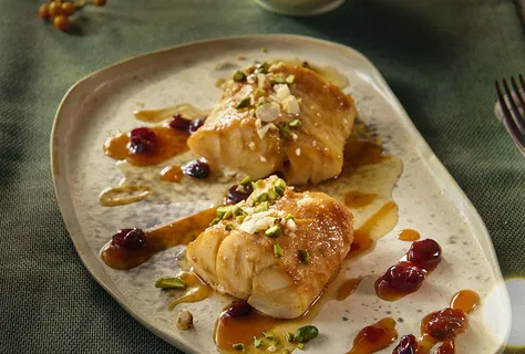 Tranbärs-miso torsk med nöttopping