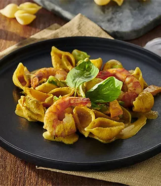 Conchiglie-räkor och grönsaker med currygräddsås