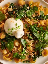 Orecchiette med grönkål, mandel och burrata