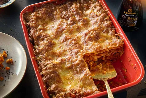 Lasagne med linser och grönsaker stuvade i sojasås, med parmesan och svart sesam