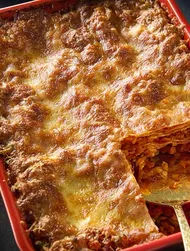 Lasagne med linser och grönsaker stuvade i sojasås, med parmesan och svart sesam
