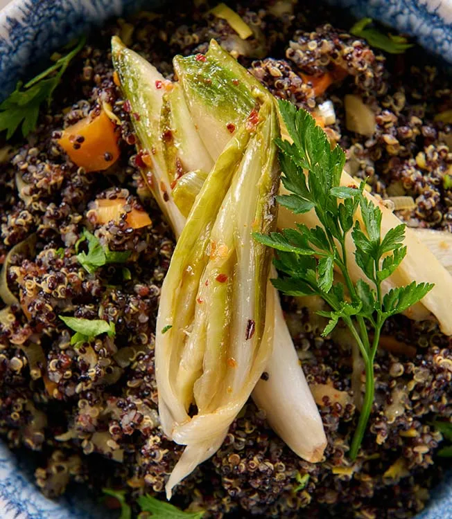 Quinoa i orientalisk stil med tahinidipp