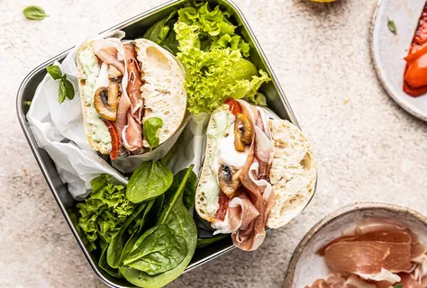 Ciabatta med grillad paprika, burrata, prosciutto crudo och karamelliserad svamp