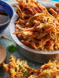 Pakoras av sötpotatis med tamari sesamdipp