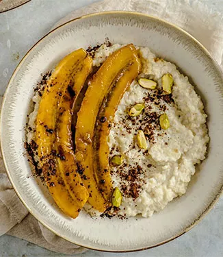 Hirsgröt med karamelliserad banan