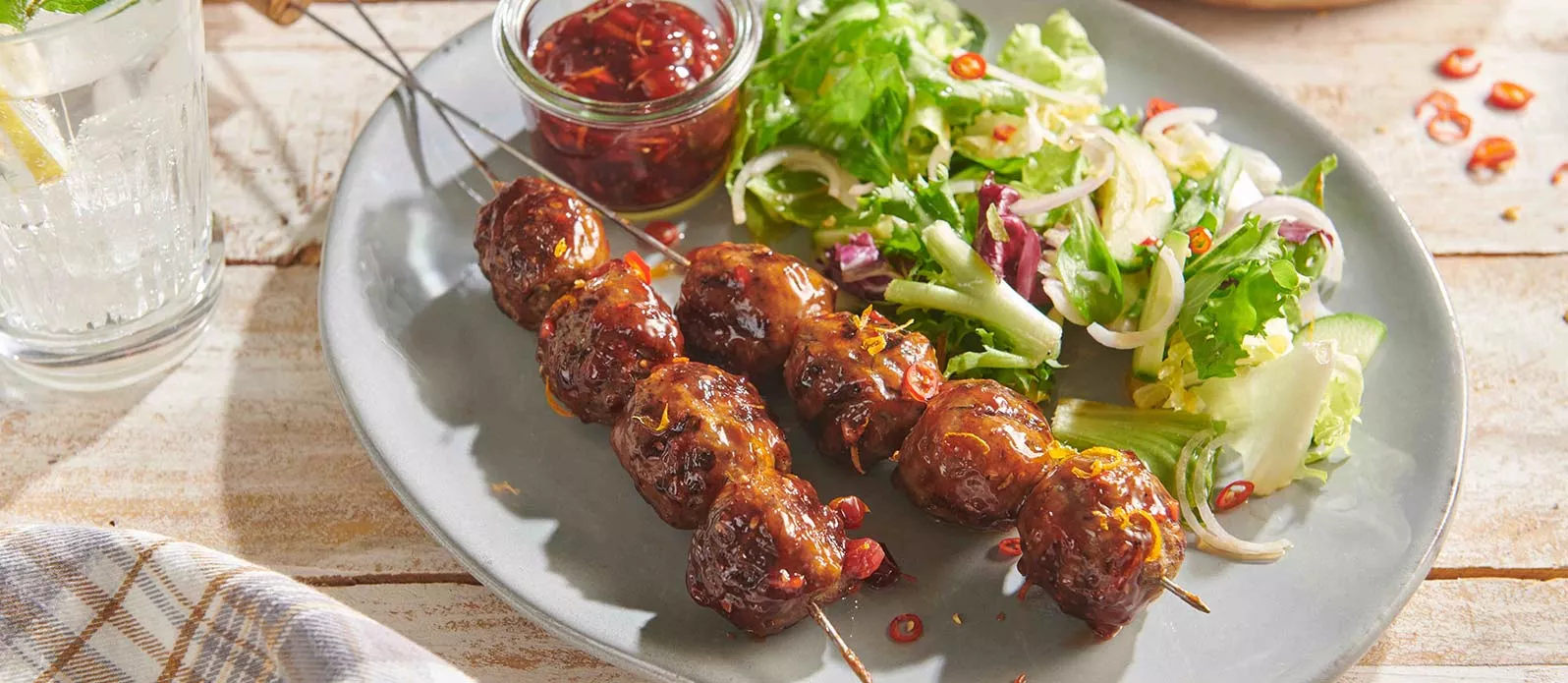 Grillade köttbullar med tranbärsglasyr