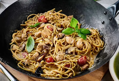 Kyckling Alfredo pasta med teriyakisås