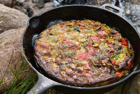 Spansk frittata med bondbönor och sesamsås