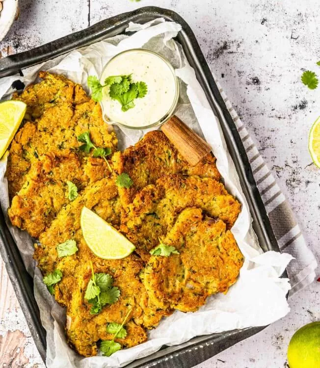 Kikärts- och zucchinipannkakor med korianderdipp