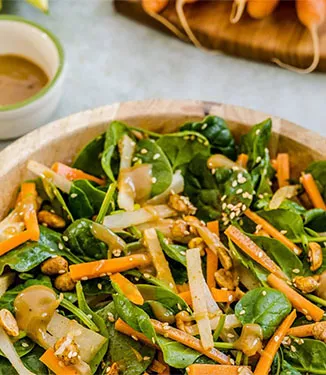 Spenatsallad och knapriga grönsaker med sesam- och jordnötsdressing