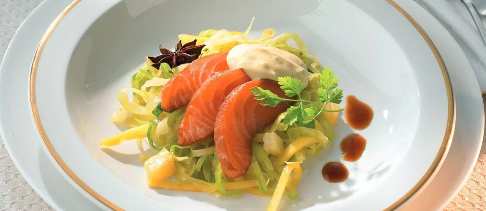 Julgravad lax och curry-spetskålsallad