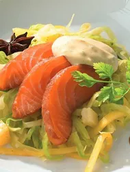 Julgravad lax och curry-spetskålsallad