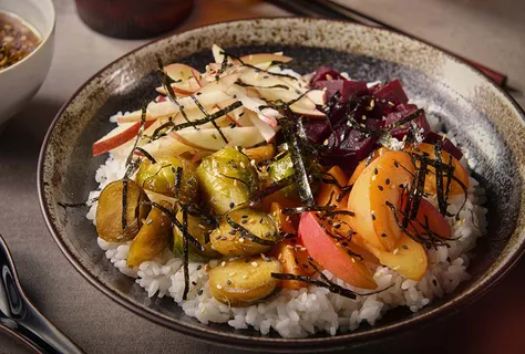 Rostad grönsaks- och frukt furikake donburi