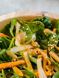 Spenatsallad och knapriga grönsaker med sesam- och jordnötsdressing