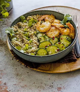 Enkel quinoaskål med citrusslungade räkor och gurksallad