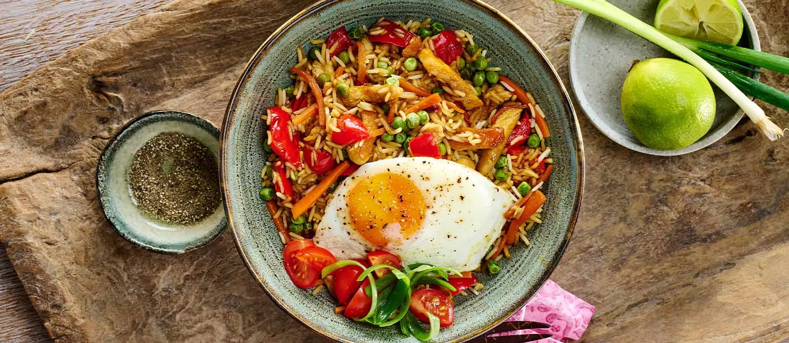 Nasi goreng med kyckling, ägg och söt soja