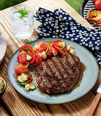 Whisky-entrecote med sallad på gurka och melon