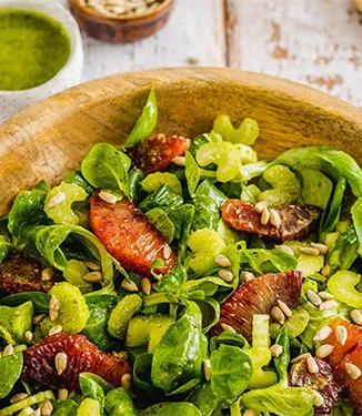 Machesallad med selleri, apelsiner och pestodressing