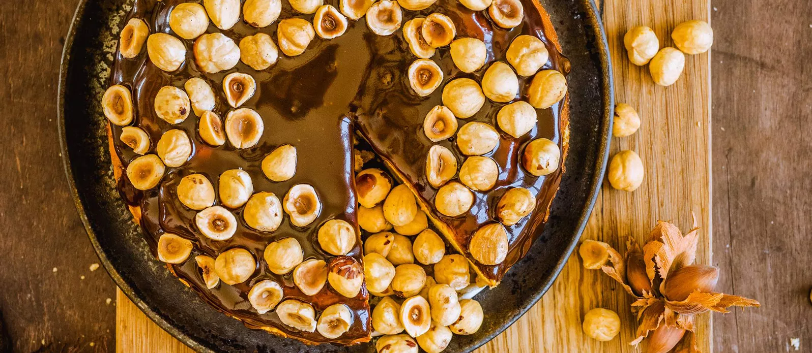 Pumpacheesecake med tranbär, kola och hasselnötter