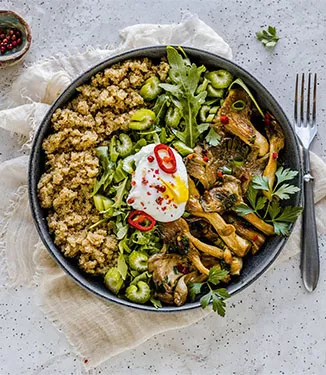 Amarant bowl med ostronsvamp och pocherat ägg