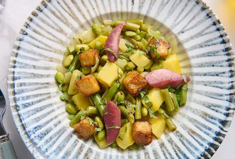 Päronsallad med vin, gröna bönor och tofu