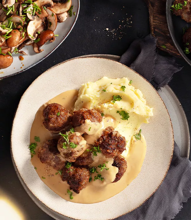 Svenska köttbullar med krämigt potatismos och svampsallad.