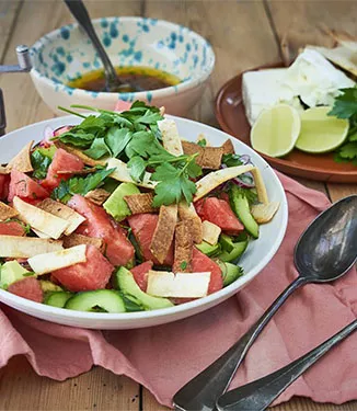Melonsallad med krispiga tortillastrips