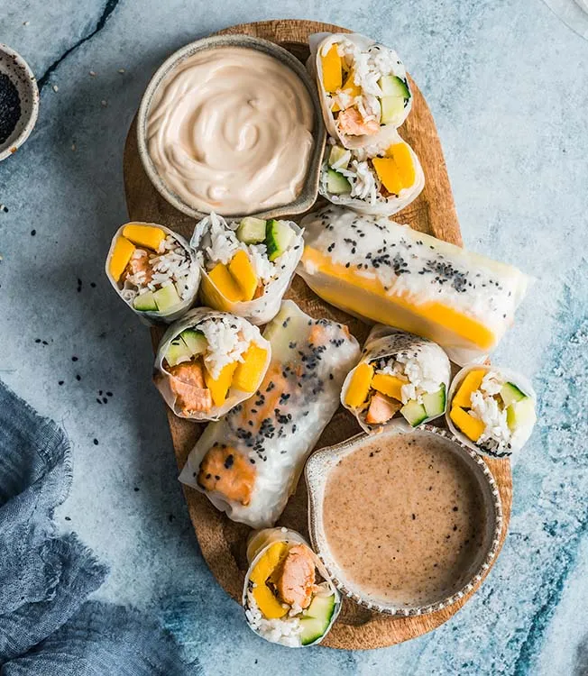 Ugnsbakade sommarrullar med lax, mango och ris