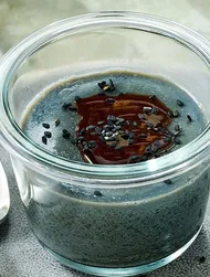 Vegansk goma panna cotta med svart tahini